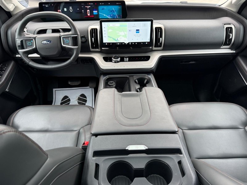 Ford Expedition Vehicle Full-screen Gallery Image 12