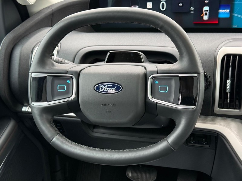 Ford Expedition Vehicle Full-screen Gallery Image 13
