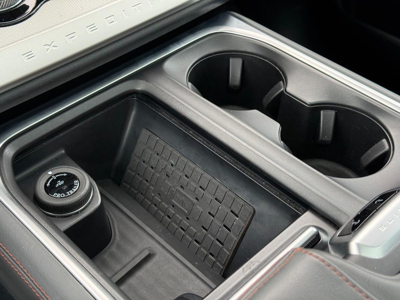 Ford Expedition Vehicle Full-screen Gallery Image 19