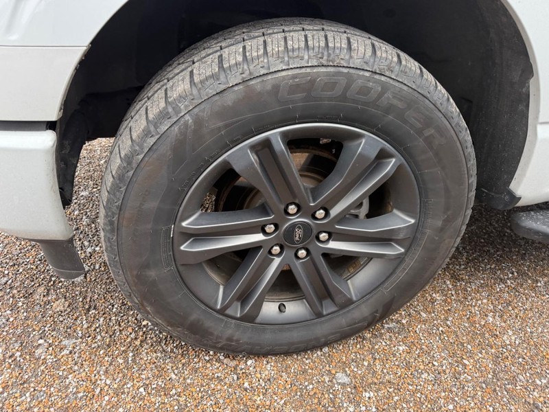 Ford F-150 Vehicle Full-screen Gallery Image 2