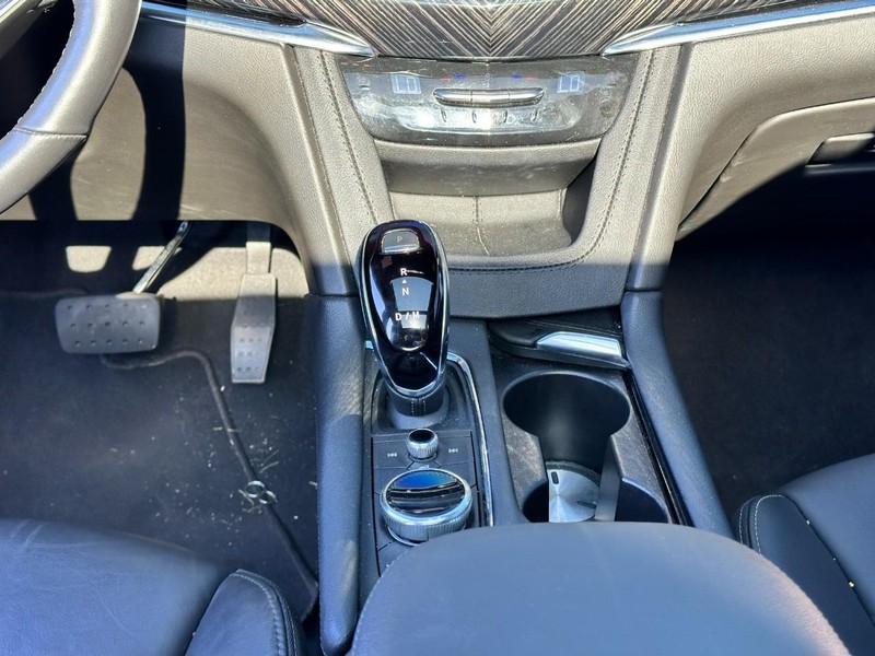 Cadillac XT6 Vehicle Full-screen Gallery Image 16