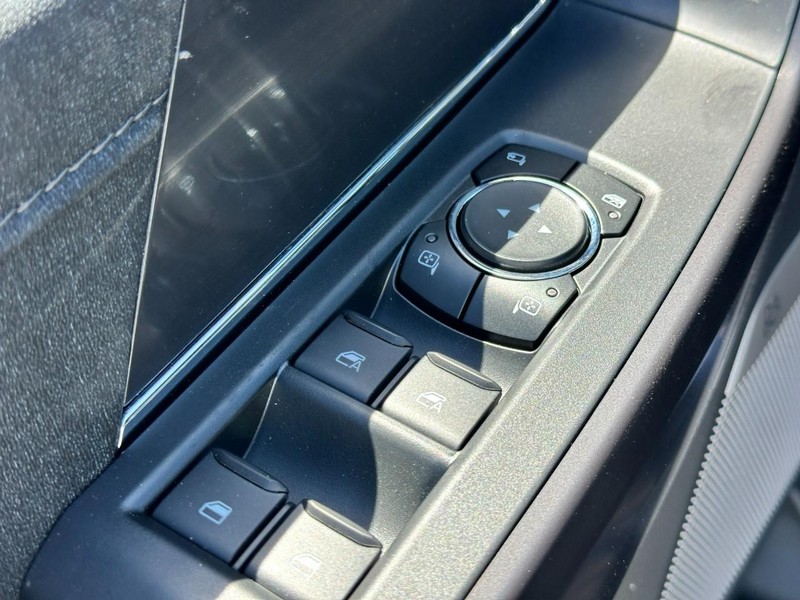 Ford F-150 Vehicle Full-screen Gallery Image 9