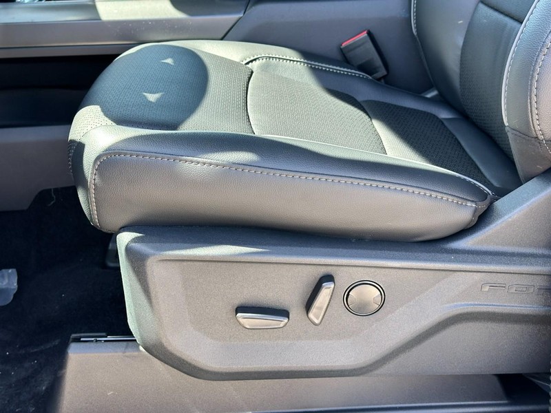Ford F-150 Vehicle Full-screen Gallery Image 11
