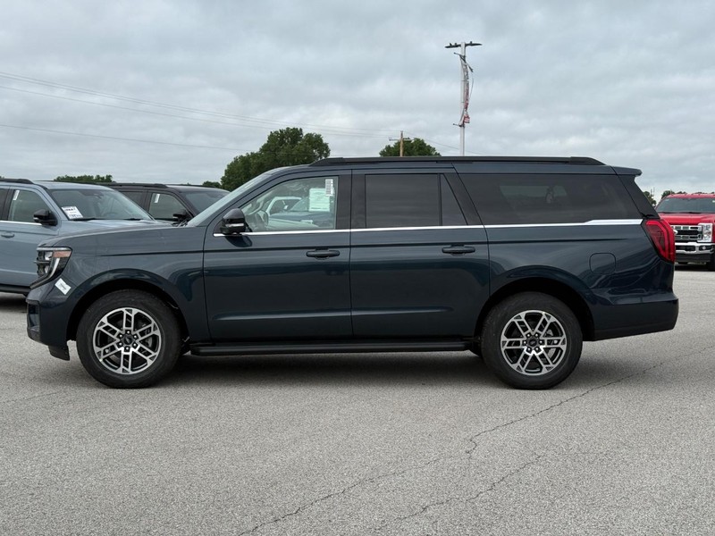 Ford Expedition Max Vehicle Full-screen Gallery Image 2