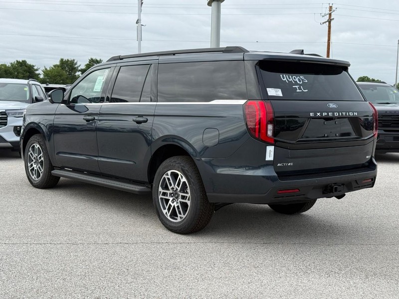 Ford Expedition Max Vehicle Full-screen Gallery Image 3