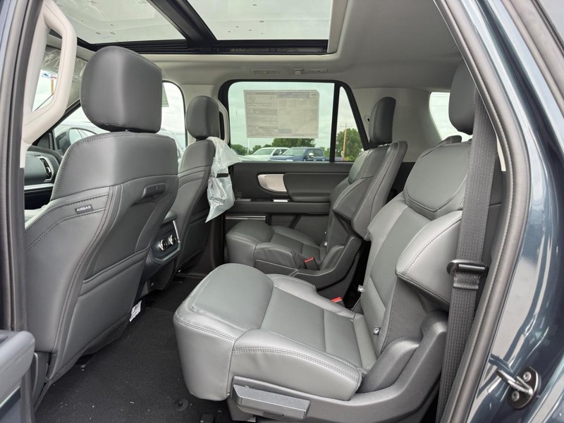 Ford Expedition Max Vehicle Full-screen Gallery Image 6