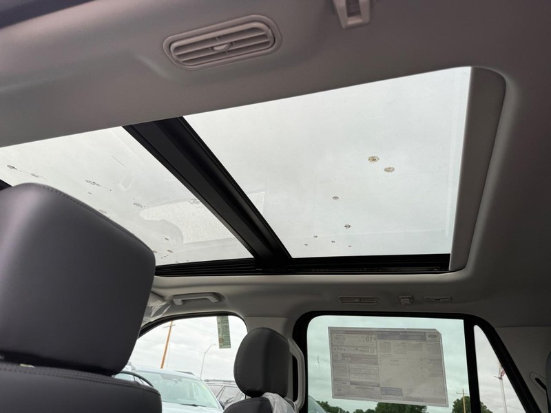 Ford Expedition Max Vehicle Full-screen Gallery Image 7