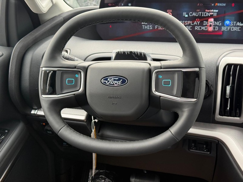 Ford Expedition Max Vehicle Full-screen Gallery Image 9