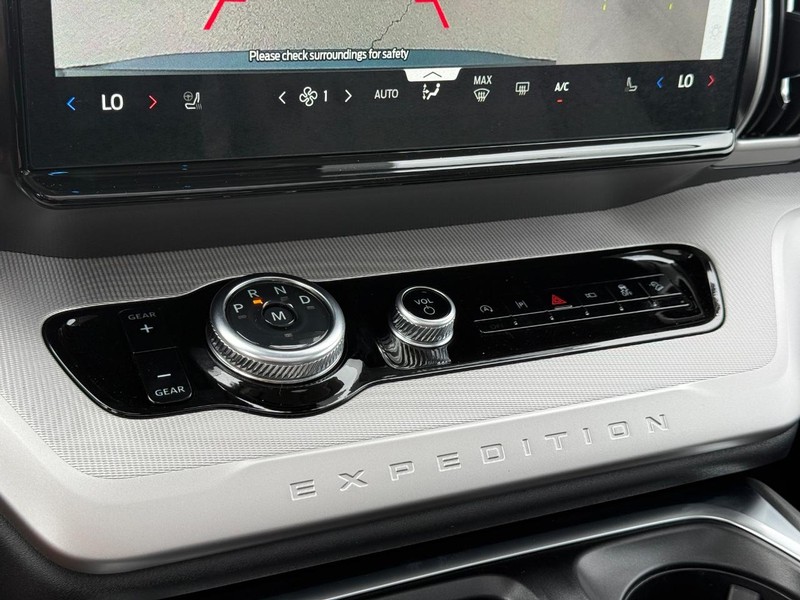 Ford Expedition Max Vehicle Full-screen Gallery Image 15