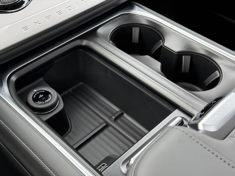 Ford Expedition Max Vehicle Full-screen Gallery Image 16