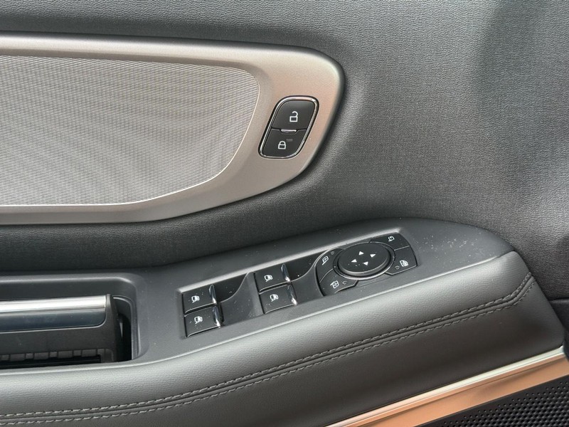 Ford Expedition Max Vehicle Full-screen Gallery Image 19