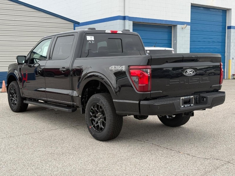 Ford F-150 Vehicle Full-screen Gallery Image 3