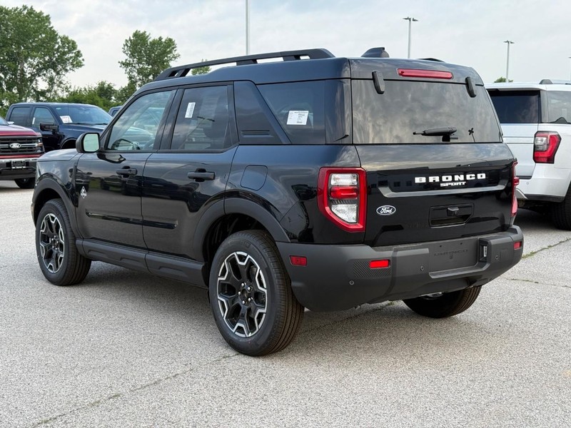 Ford Bronco Sport Vehicle Full-screen Gallery Image 3