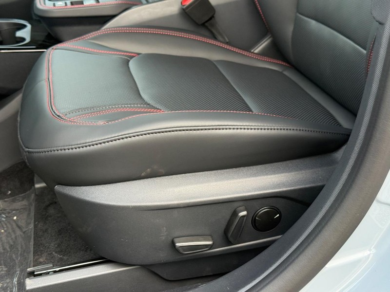 Ford Mustang Mach-E Vehicle Full-screen Gallery Image 18