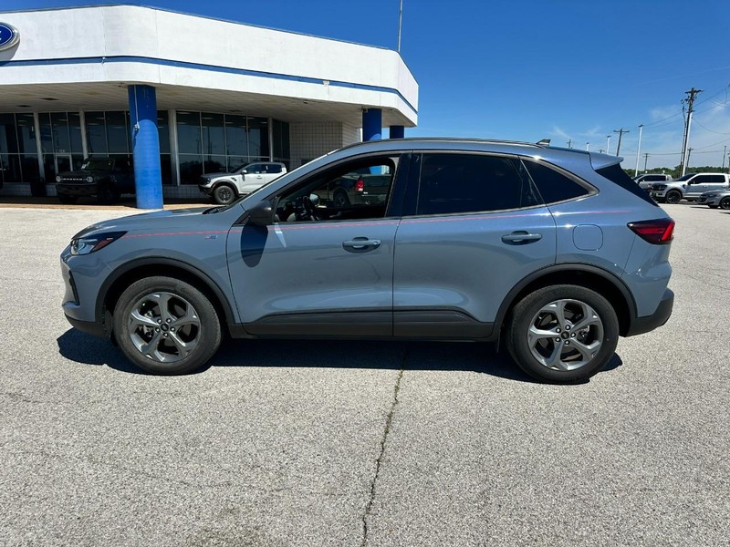 Ford Escape Vehicle Full-screen Gallery Image 2