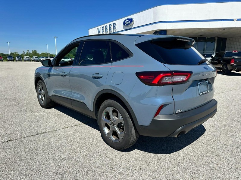 Ford Escape Vehicle Full-screen Gallery Image 3