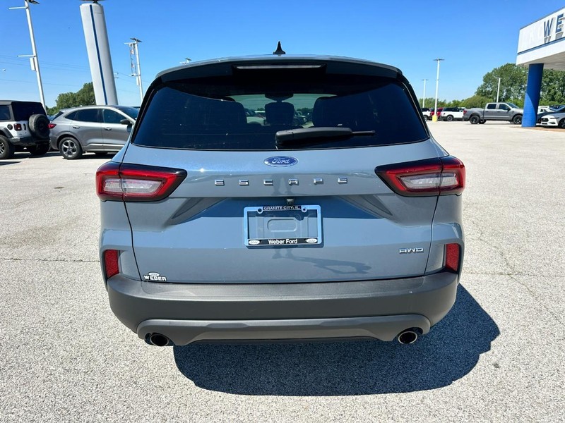 Ford Escape Vehicle Full-screen Gallery Image 4