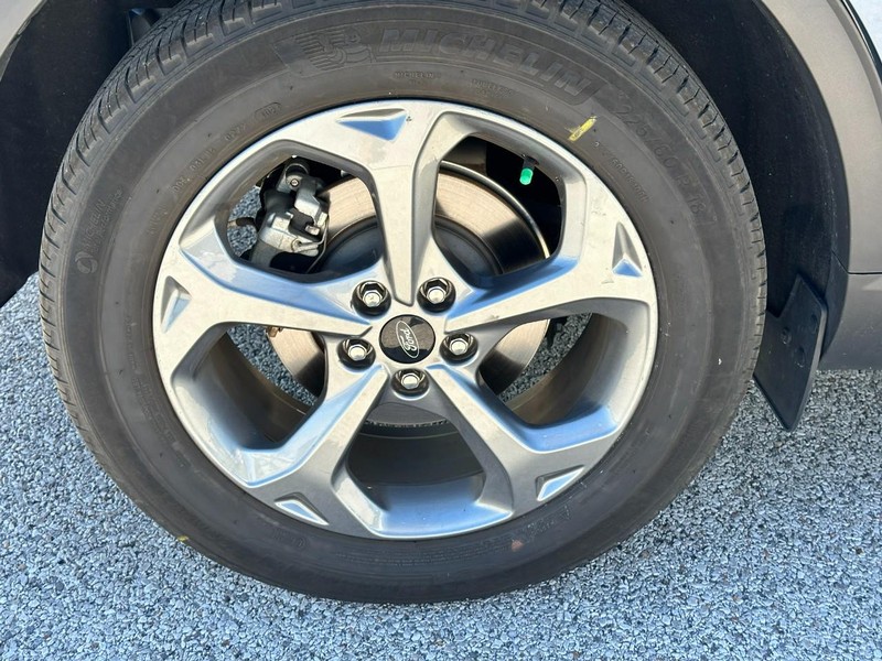 Ford Escape Vehicle Full-screen Gallery Image 6