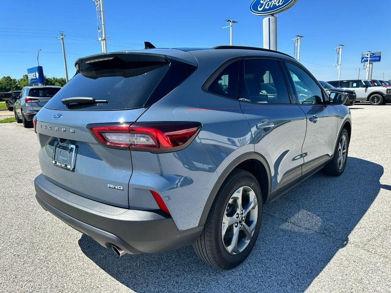 Ford Escape Vehicle Full-screen Gallery Image 7