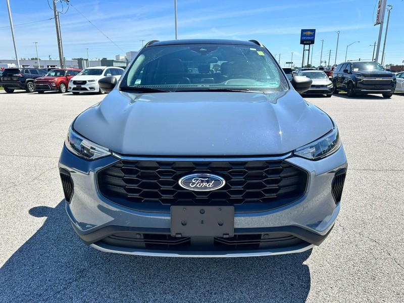 Ford Escape Vehicle Full-screen Gallery Image 9