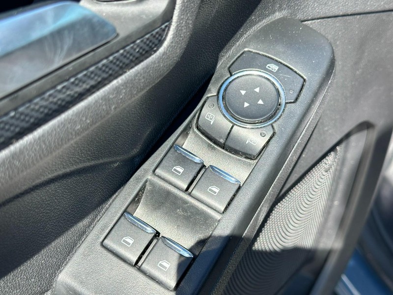 Ford Escape Vehicle Full-screen Gallery Image 17