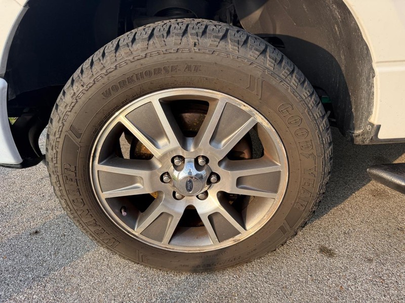 Ford F-150 Vehicle Full-screen Gallery Image 2