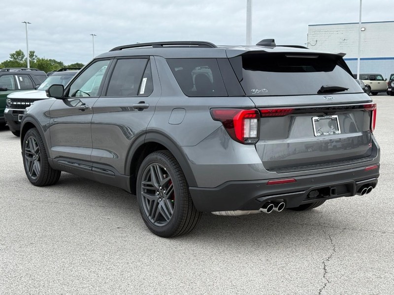 Ford Explorer Vehicle Full-screen Gallery Image 3