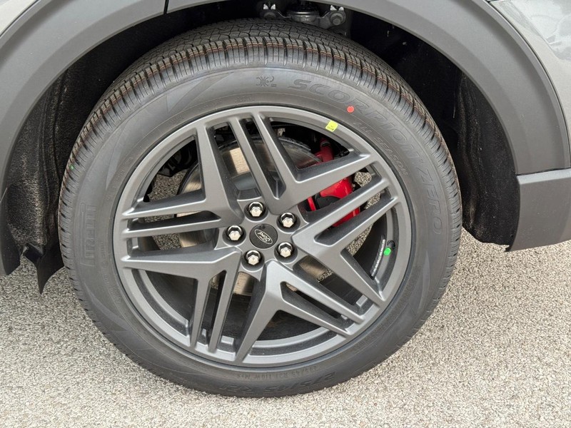 Ford Explorer Vehicle Full-screen Gallery Image 4