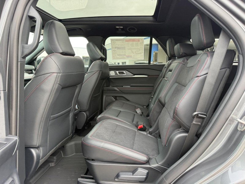 Ford Explorer Vehicle Full-screen Gallery Image 6
