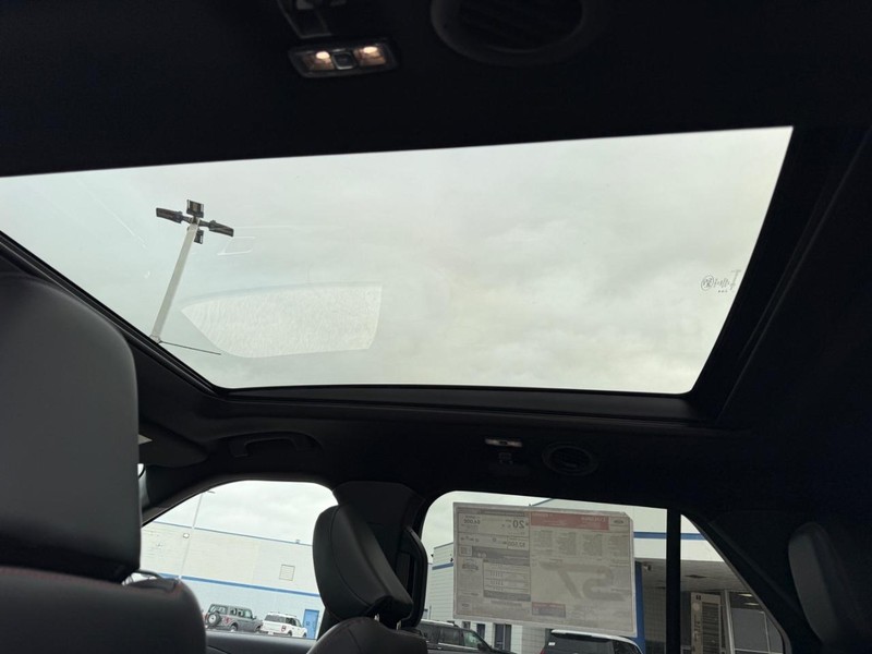 Ford Explorer Vehicle Full-screen Gallery Image 7
