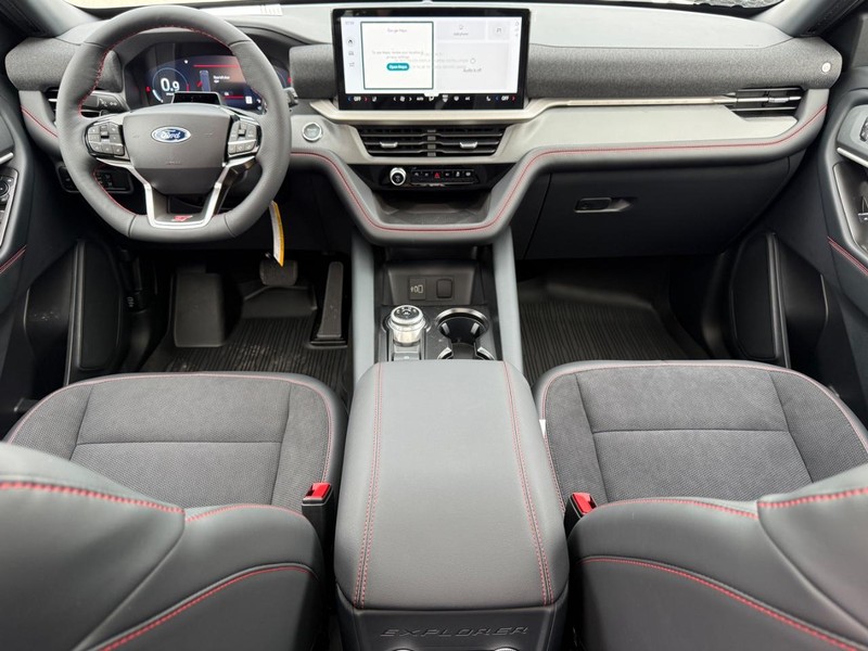 Ford Explorer Vehicle Full-screen Gallery Image 9