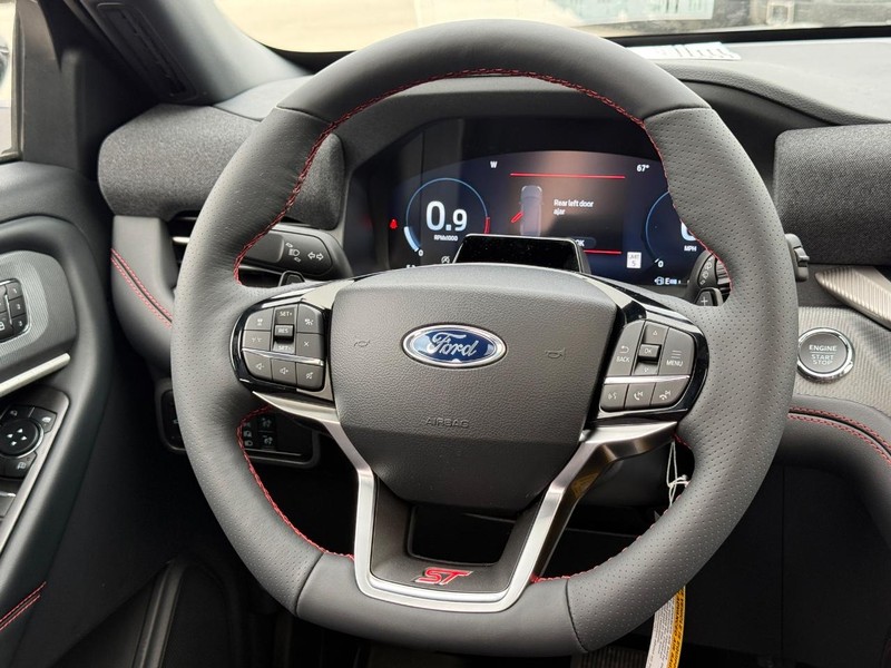 Ford Explorer Vehicle Full-screen Gallery Image 10
