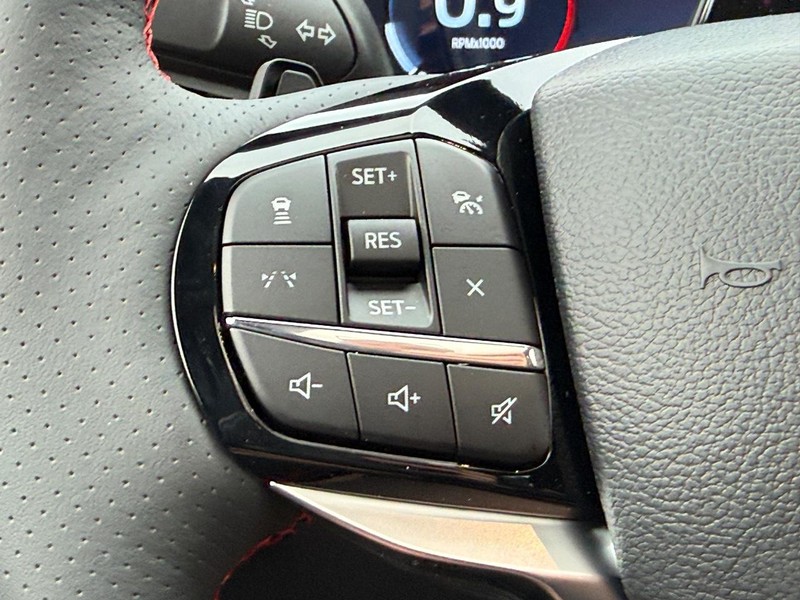Ford Explorer Vehicle Full-screen Gallery Image 11