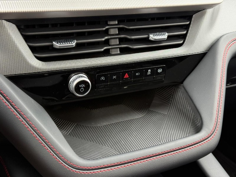 Ford Explorer Vehicle Full-screen Gallery Image 16