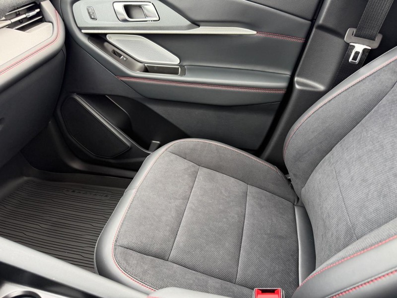 Ford Explorer Vehicle Full-screen Gallery Image 18