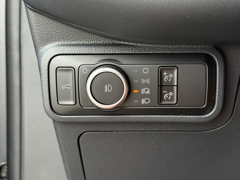 Ford Explorer Vehicle Full-screen Gallery Image 19
