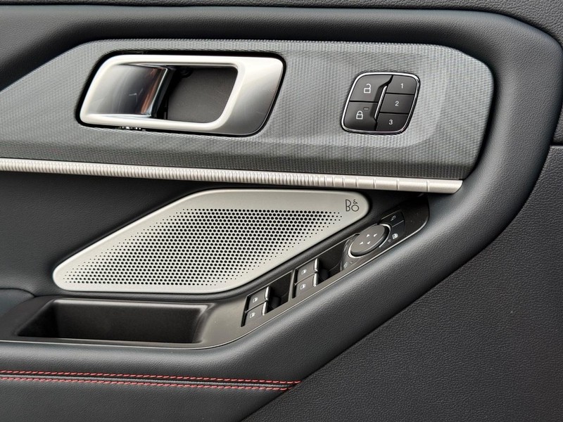 Ford Explorer Vehicle Full-screen Gallery Image 20