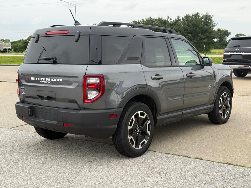 Ford Bronco Sport Vehicle Full-screen Gallery Image 05