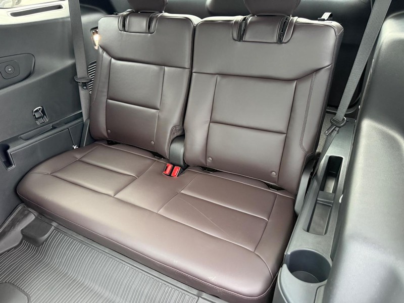 Ford Explorer Vehicle Full-screen Gallery Image 5