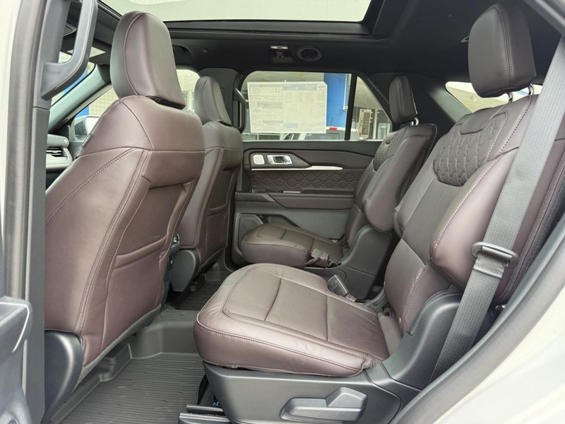 Ford Explorer Vehicle Full-screen Gallery Image 6