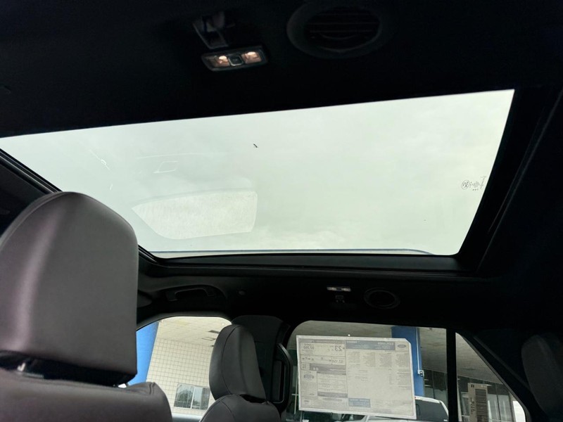 Ford Explorer Vehicle Full-screen Gallery Image 7