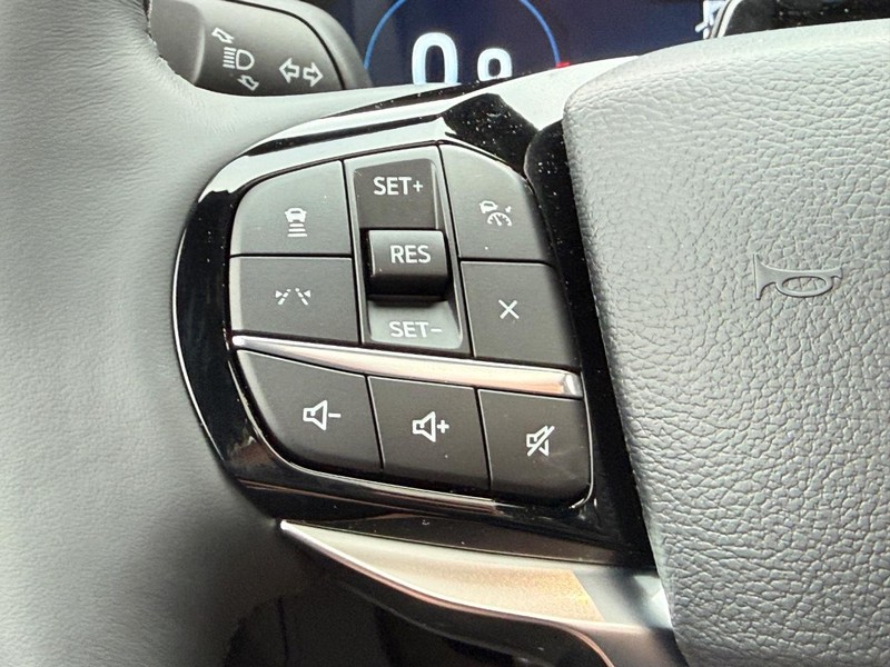 Ford Explorer Vehicle Full-screen Gallery Image 11
