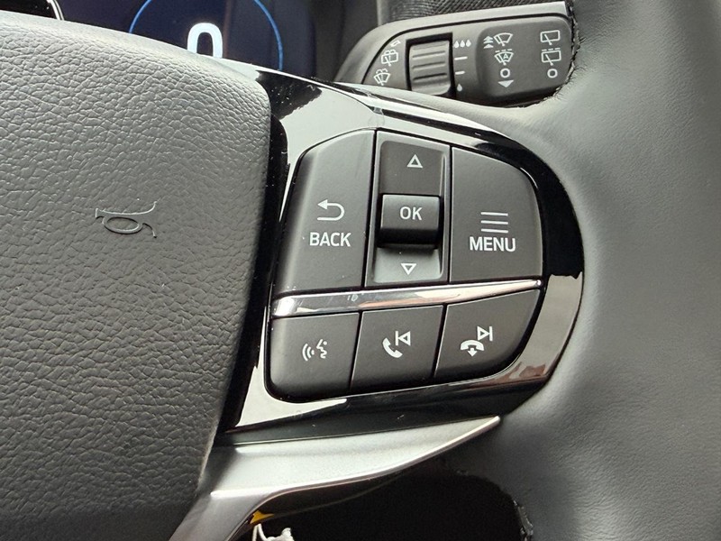 Ford Explorer Vehicle Full-screen Gallery Image 12