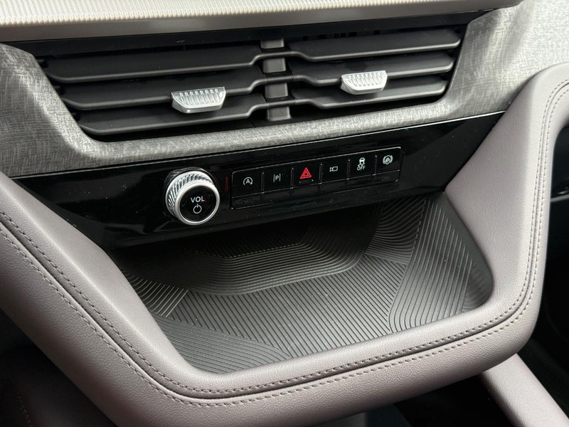 Ford Explorer Vehicle Full-screen Gallery Image 16