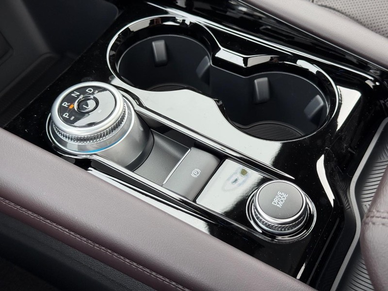 Ford Explorer Vehicle Full-screen Gallery Image 17