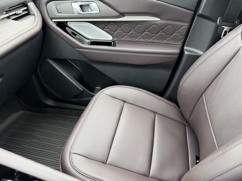 Ford Explorer Vehicle Full-screen Gallery Image 18
