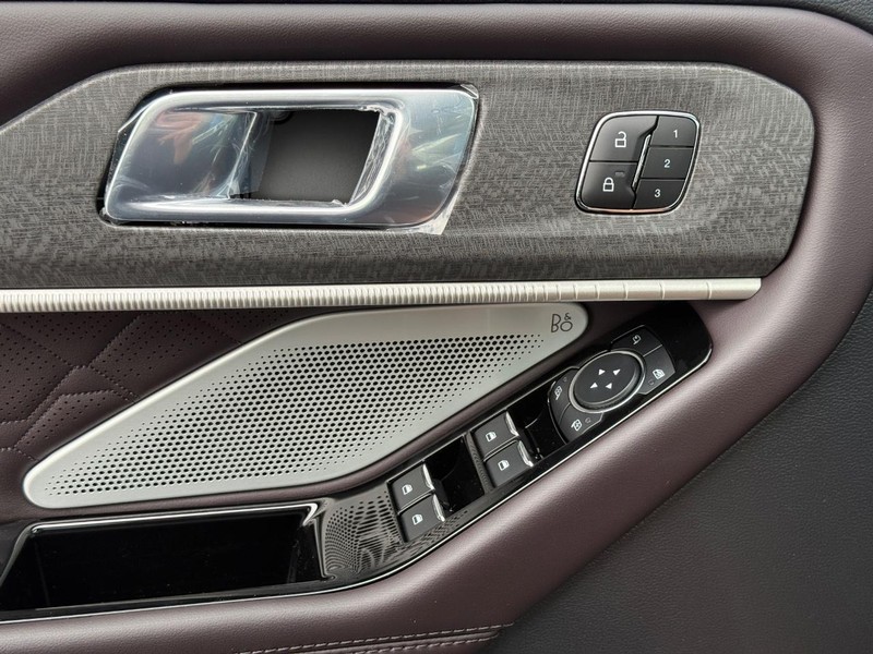 Ford Explorer Vehicle Full-screen Gallery Image 20