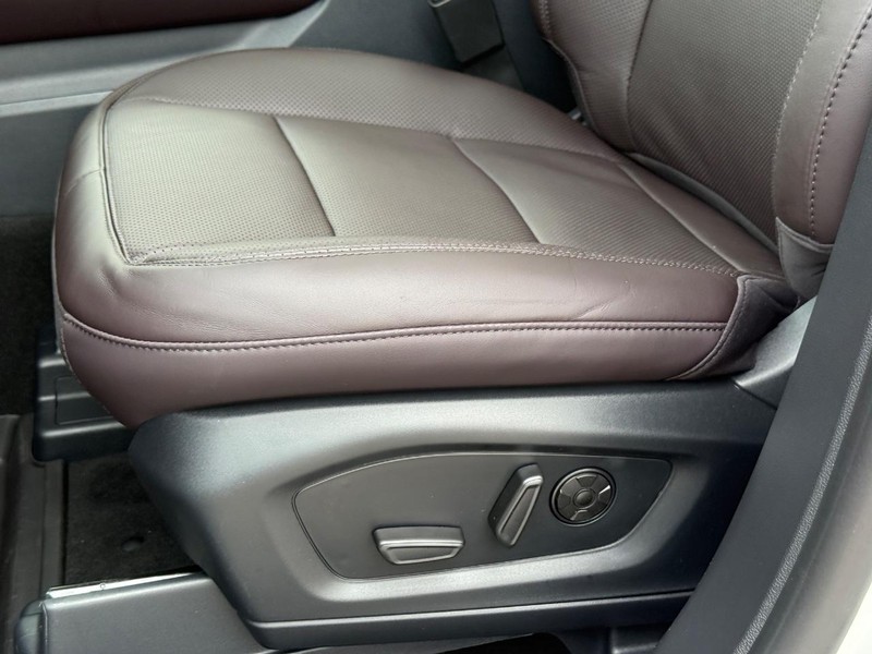 Ford Explorer Vehicle Full-screen Gallery Image 21