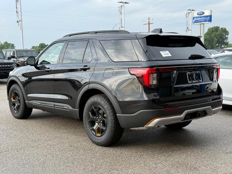 Ford Explorer Vehicle Full-screen Gallery Image 3