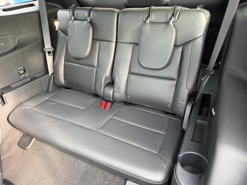 Ford Explorer Vehicle Full-screen Gallery Image 5